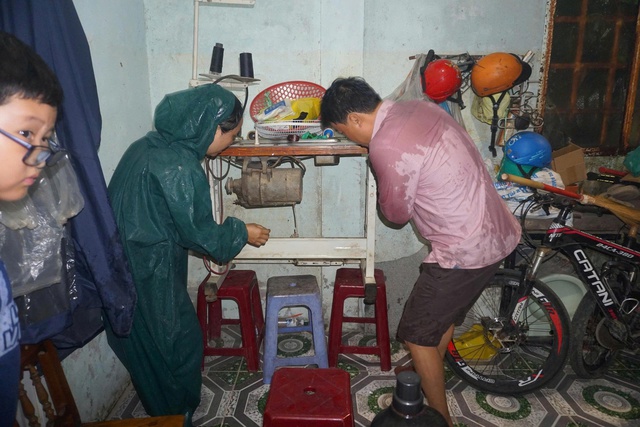 Người dân Đà Nẵng chạy lụt trong đêm- Ảnh 4. Người dân Đà Nẵng chạy lụt trong đêm- Ảnh 4.