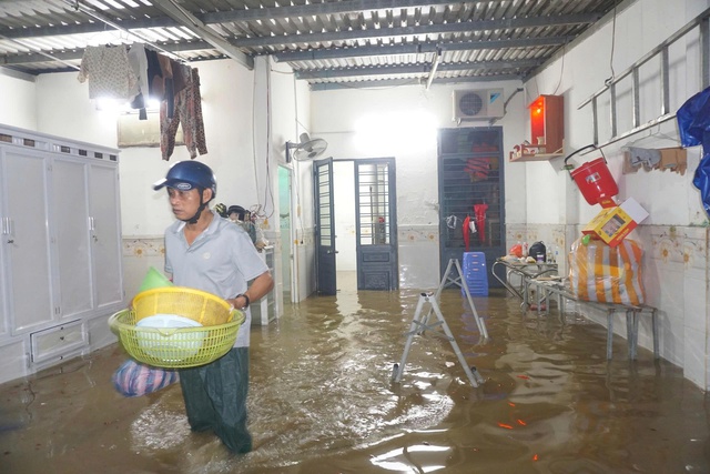 Người dân Đà Nẵng chạy lụt trong đêm- Ảnh 5. Người dân Đà Nẵng chạy lụt trong đêm- Ảnh 5.