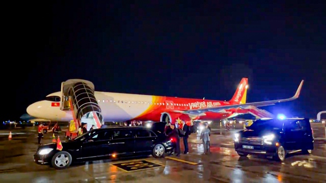 Tổng thống Litva đến Hà Nội trên chuyên cơ Vietjet- Ảnh 4. Tổng thống Litva đến Hà Nội trên chuyên cơ Vietjet- Ảnh 4.
