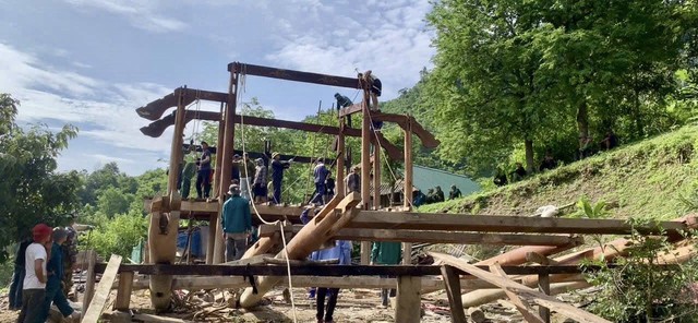 Người dân “chạy đua” di dời nhà cửa đến nơi an toàn trước khi mưa lũ- Ảnh 1. Người dân “chạy đua” di dời nhà cửa đến nơi an toàn trước khi mưa lũ- Ảnh 1.