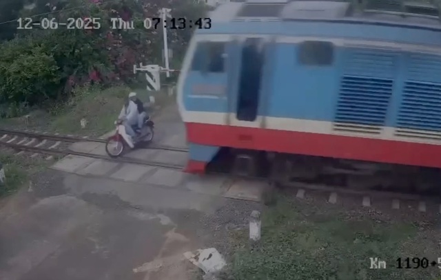 Clip: Khoảnh khắc hai vợ chồng bị tàu hỏa tông tử vong ở Phú Yên- Ảnh 1. Clip: Khoảnh khắc hai vợ chồng bị tàu hỏa tông tử vong ở Phú Yên- Ảnh 1.