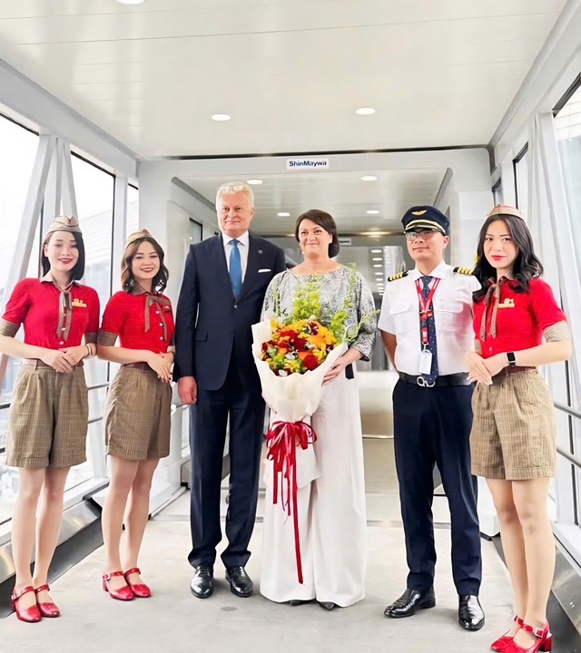 Tổng thống Litva đến Hà Nội trên chuyên cơ Vietjet- Ảnh 1. Tổng thống Litva đến Hà Nội trên chuyên cơ Vietjet- Ảnh 1.