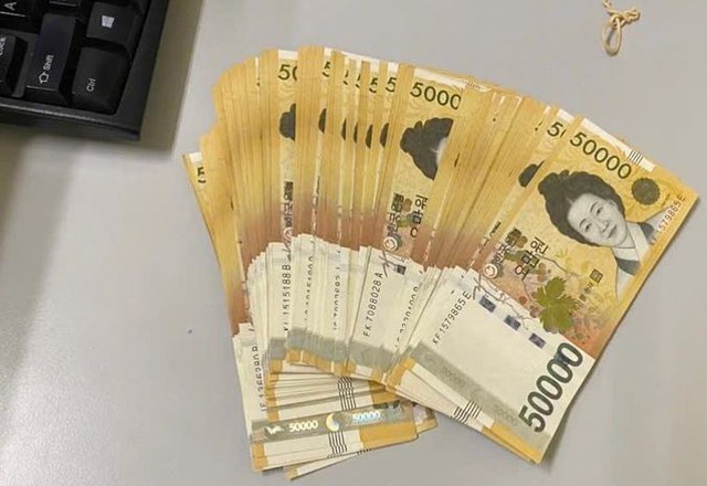 Bọc nhỏ màu đen chứa đầy tiền mặt bị bỏ quên ở sân bay- Ảnh 1. Bọc nhỏ màu đen chứa đầy tiền mặt bị bỏ quên ở sân bay- Ảnh 1.