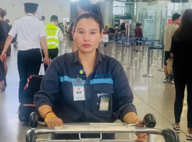 Bọc nhỏ màu đen chứa đầy tiền mặt bị bỏ quên ở sân bay- Ảnh 2. Bọc nhỏ màu đen chứa đầy tiền mặt bị bỏ quên ở sân bay- Ảnh 2.