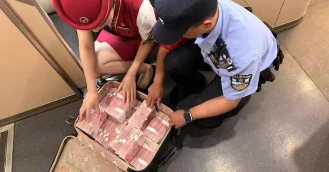 Phát hiện chiếc vali chứa 3,6 tỷ đồng bỏ quên trên tàu- Ảnh 1. Phát hiện chiếc vali chứa 3,6 tỷ đồng bỏ quên trên tàu- Ảnh 1.