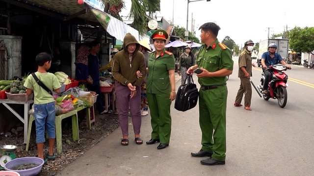 Bắt nữ nghi phạm chuyên cướp vé số của người già, trẻ em- Ảnh 1. Bắt nữ nghi phạm chuyên cướp vé số của người già, trẻ em- Ảnh 1.