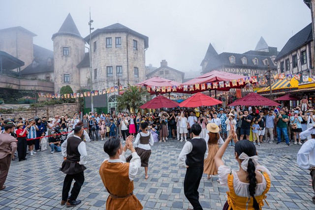 Show “Dư âm” lấy cảm hứng từ hoàng hậu Pháp Marie Antoinette trên đỉnh Bà Nà khiến khán giả mê mẩn- Ảnh 7. Show “Dư âm” lấy cảm hứng từ hoàng hậu Pháp Marie Antoinette trên đỉnh Bà Nà khiến khán giả mê mẩn- Ảnh 7.