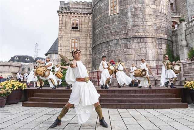 Show “Dư âm” lấy cảm hứng từ hoàng hậu Pháp Marie Antoinette trên đỉnh Bà Nà khiến khán giả mê mẩn- Ảnh 8. Show “Dư âm” lấy cảm hứng từ hoàng hậu Pháp Marie Antoinette trên đỉnh Bà Nà khiến khán giả mê mẩn- Ảnh 8.