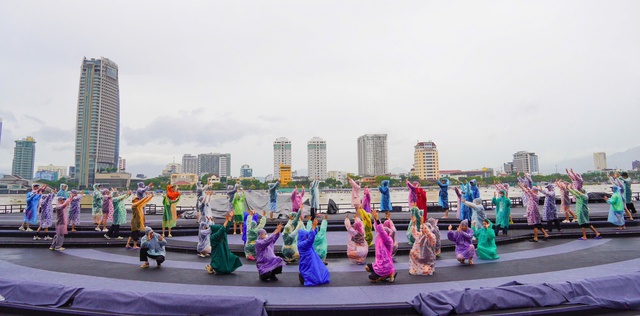 Nghệ sĩ đội mưa tập luyện, quyết tâm “cháy hết mình” cho đêm thi thứ ba DIFF 2025- Ảnh 1. Nghệ sĩ đội mưa tập luyện, quyết tâm “cháy hết mình” cho đêm thi thứ ba DIFF 2025- Ảnh 1.