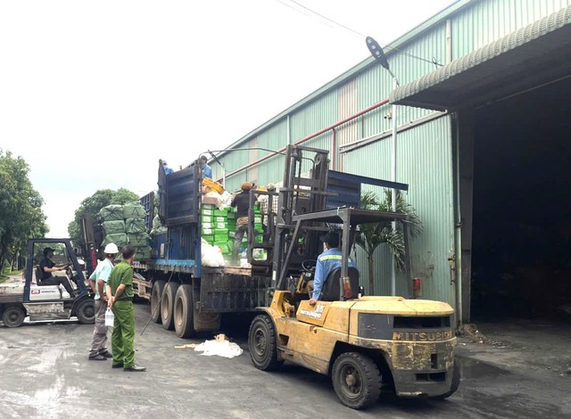 Đồng Nai tiêu hủy hơn 30 tấn thực phẩm đông lạnh bẩn, nhiễm khuẩn nguy hiểm- Ảnh 1. Đồng Nai tiêu hủy hơn 30 tấn thực phẩm đông lạnh bẩn, nhiễm khuẩn nguy hiểm- Ảnh 1.