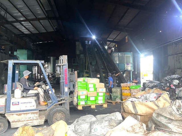 Đồng Nai tiêu hủy hơn 30 tấn thực phẩm đông lạnh bẩn, nhiễm khuẩn nguy hiểm- Ảnh 2. Đồng Nai tiêu hủy hơn 30 tấn thực phẩm đông lạnh bẩn, nhiễm khuẩn nguy hiểm- Ảnh 2.
