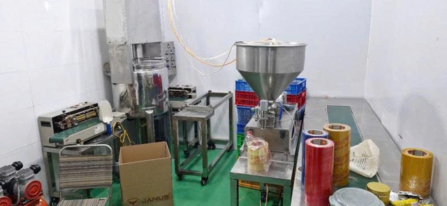 Tây Ninh: Triệt phá đường dây sản xuất, buôn bán mỹ phẩm giả- Ảnh 3. Tây Ninh: Triệt phá đường dây sản xuất, buôn bán mỹ phẩm giả- Ảnh 3.