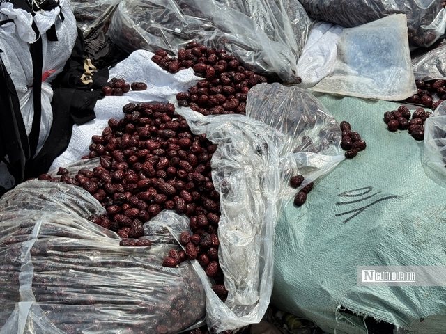 Phát hiện lô kẹo socola, táo đỏ không rõ nguồn gốc tại “thủ phủ bánh kẹo” La Phù- Ảnh 4. Phát hiện lô kẹo socola, táo đỏ không rõ nguồn gốc tại “thủ phủ bánh kẹo” La Phù- Ảnh 4.