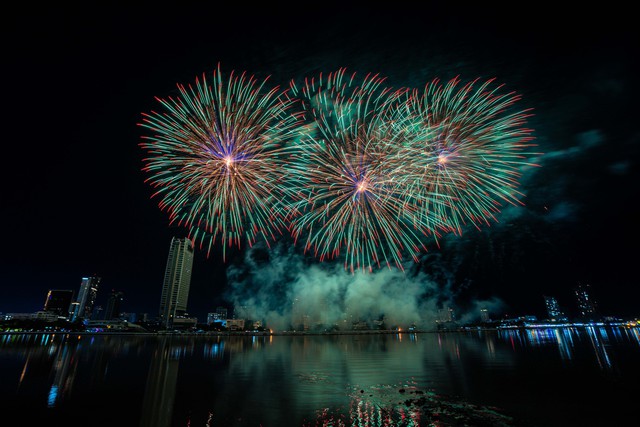 Ngắm hai phong cách pháo hoa đối lập của Canada và Trung Quốc tại DIFF 2025- Ảnh 5. Ngắm hai phong cách pháo hoa đối lập của Canada và Trung Quốc tại DIFF 2025- Ảnh 5.