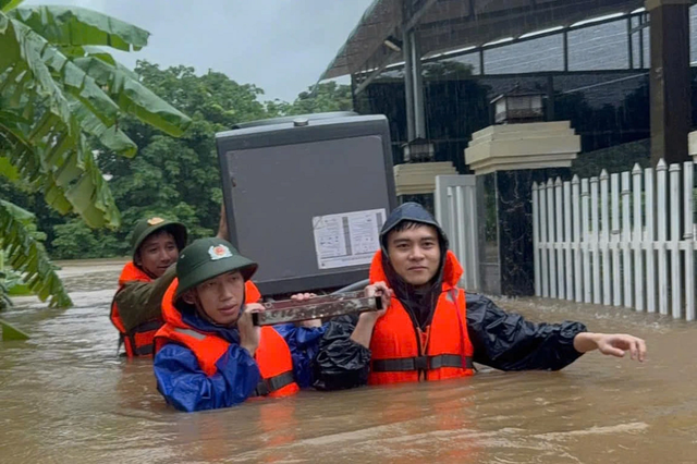 Miền Trung hứng mưa lũ chưa từng thấy giữa tháng 6- Ảnh 1. Miền Trung hứng mưa lũ chưa từng thấy giữa tháng 6- Ảnh 1.