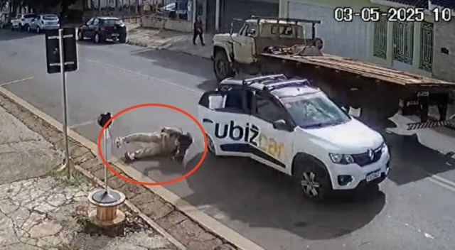 Người phụ nữ nhảy khỏi taxi đang chạy để trốn trả tiền- Ảnh 1. Người phụ nữ nhảy khỏi taxi đang chạy để trốn trả tiền- Ảnh 1.