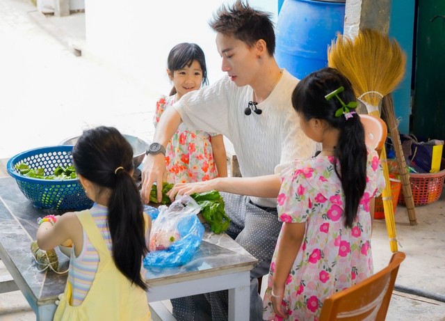 Ca sĩ S.T Sơn Thạch gây bất ngờ khi làm "bố tập sự" của 5 đứa con- Ảnh 6. Ca sĩ S.T Sơn Thạch gây bất ngờ khi làm "bố tập sự" của 5 đứa con- Ảnh 6.