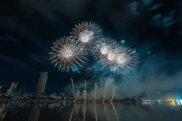 Ngắm hai phong cách pháo hoa đối lập của Canada và Trung Quốc tại DIFF 2025- Ảnh 15. Ngắm hai phong cách pháo hoa đối lập của Canada và Trung Quốc tại DIFF 2025- Ảnh 15.