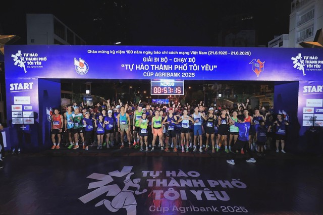 Hơn 6.000 người tham gia Giải đi bộ - chạy bộ "Tự hào Thành phố tôi yêu" tại Tp.HCM- Ảnh 4. Hơn 6.000 người tham gia Giải đi bộ - chạy bộ "Tự hào Thành phố tôi yêu" tại Tp.HCM- Ảnh 4.