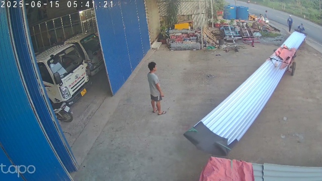 Điều tra vụ tai nạn chết người kinh hoàng từ xe tự chế chở tôn- Ảnh 2. Điều tra vụ tai nạn chết người kinh hoàng từ xe tự chế chở tôn- Ảnh 2.
