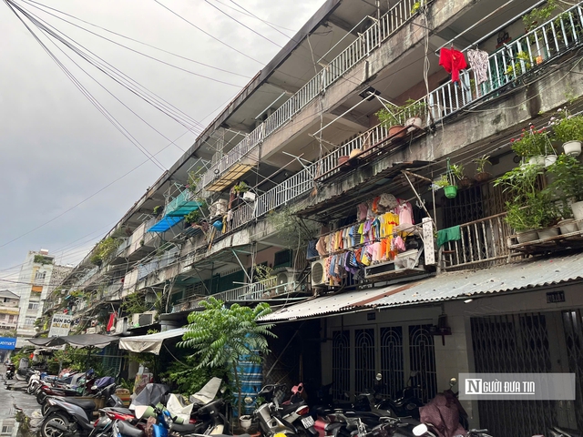 Loạt chung cư cũ chằng chịt dây điện, bịt kín lối thoát ở Tp.HCM sắp "lột xác"- Ảnh 2. Loạt chung cư cũ chằng chịt dây điện, bịt kín lối thoát ở Tp.HCM sắp "lột xác"- Ảnh 2.
