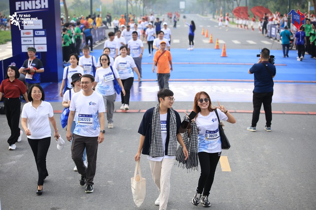 Hơn 6.000 người tham gia Giải đi bộ - chạy bộ "Tự hào Thành phố tôi yêu" tại Tp.HCM- Ảnh 9. Hơn 6.000 người tham gia Giải đi bộ - chạy bộ "Tự hào Thành phố tôi yêu" tại Tp.HCM- Ảnh 9.