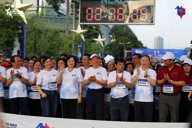 Hơn 6.000 người tham gia Giải đi bộ - chạy bộ "Tự hào Thành phố tôi yêu" tại Tp.HCM- Ảnh 1. Hơn 6.000 người tham gia Giải đi bộ - chạy bộ "Tự hào Thành phố tôi yêu" tại Tp.HCM- Ảnh 1.