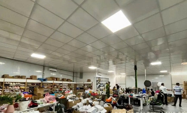 Lạng Sơn: Đột kích kho hàng online, thu giữ hơn 3.000 sản phẩm không rõ nguồn gốc
- Ảnh 1. Lạng Sơn: Đột kích kho hàng online, thu giữ hơn 3.000 sản phẩm không rõ nguồn gốc
- Ảnh 1.