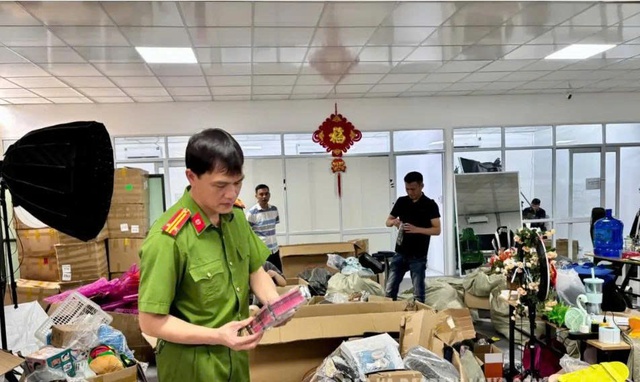 Lạng Sơn: Đột kích kho hàng online, thu giữ hơn 3.000 sản phẩm không rõ nguồn gốc
- Ảnh 2. Lạng Sơn: Đột kích kho hàng online, thu giữ hơn 3.000 sản phẩm không rõ nguồn gốc
- Ảnh 2.