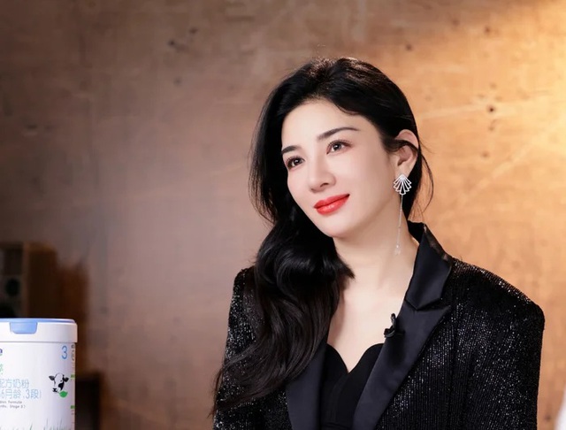 Nữ diễn viên Huỳnh Dịch trong một ngày kiếm hơn 280 triệu đồng vẫn than mệt kể khổ. Nữ diễn viên Huỳnh Dịch trong một ngày kiếm hơn 280 triệu đồng vẫn than mệt kể khổ.
