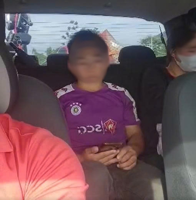 Vụ tài xế taxi bị tố "chặt chém" 4,2 triệu đồng: Tạm giữ 3 đối tượng- Ảnh 1. Vụ tài xế taxi bị tố "chặt chém" 4,2 triệu đồng: Tạm giữ 3 đối tượng- Ảnh 1.