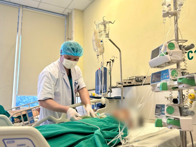 Mổ não khẩn cấp cứu bệnh nhân vô danh- Ảnh 2. Mổ não khẩn cấp cứu bệnh nhân vô danh- Ảnh 2.