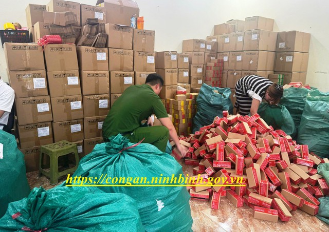 Một giám đốc bị bắt vì liên quan vụ chủ kênh "Gia đình Hải Sen" buôn bán số lượng lớn thực phẩm giả- Ảnh 2. Một giám đốc bị bắt vì liên quan vụ chủ kênh "Gia đình Hải Sen" buôn bán số lượng lớn thực phẩm giả- Ảnh 2.