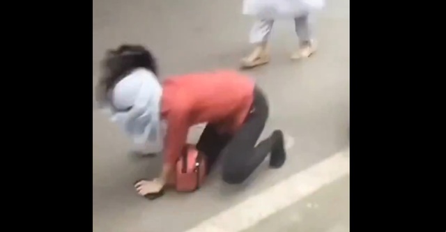 Người phụ nữ bị tài xế xe ôm tát ngã giữa phố và lý do bất ngờ- Ảnh 1. Người phụ nữ bị tài xế xe ôm tát ngã giữa phố và lý do bất ngờ- Ảnh 1.