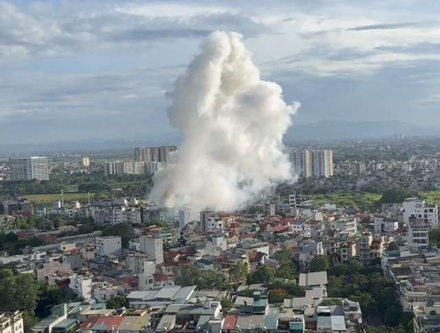 Sau tiếng nổ vang trời, ngôi nhà 4 tầng ở Hà Nội bốc cháy ngùn ngụt 2 người tử vong- Ảnh 1. Sau tiếng nổ vang trời, ngôi nhà 4 tầng ở Hà Nội bốc cháy ngùn ngụt 2 người tử vong- Ảnh 1.