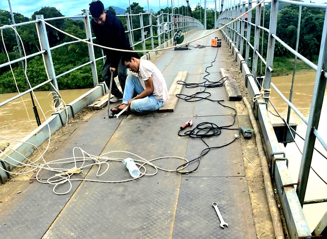 Sửa chữa cầu treo dân sinh 20 năm tuổi ở Nghệ An- Ảnh 3. Sửa chữa cầu treo dân sinh 20 năm tuổi ở Nghệ An- Ảnh 3.