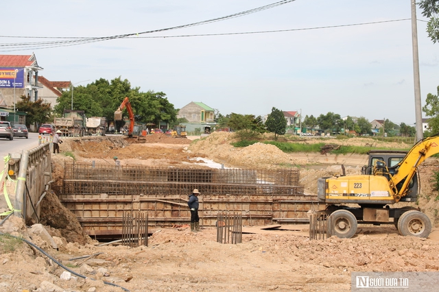 Cận cảnh dự án mở rộng QL46 thi công chắp vá vì vướng GPMB- Ảnh 7. Cận cảnh dự án mở rộng QL46 thi công chắp vá vì vướng GPMB- Ảnh 7.