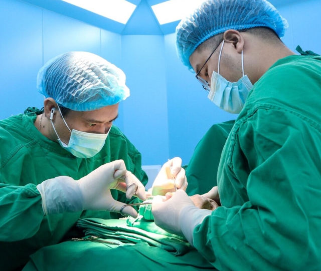 Gặp tai nạn hi hữu, bộ phận "nhạy cảm" của người đàn ông phình to như quả bóng- Ảnh 1. Gặp tai nạn hi hữu, bộ phận "nhạy cảm" của người đàn ông phình to như quả bóng- Ảnh 1.