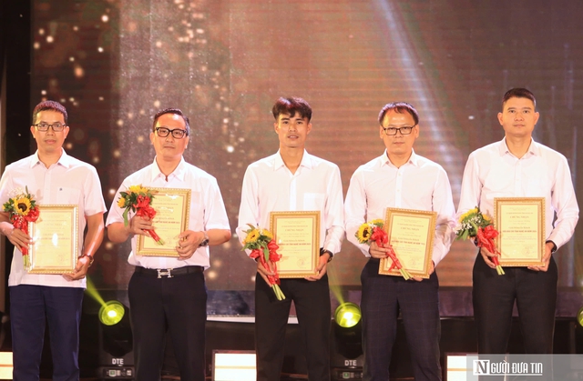 Văn phòng miền Trung - Tạp chí Đời sống & Pháp luật nhận bằng khen của UBND tỉnh Nghệ An- Ảnh 2. Văn phòng miền Trung - Tạp chí Đời sống & Pháp luật nhận bằng khen của UBND tỉnh Nghệ An- Ảnh 2.