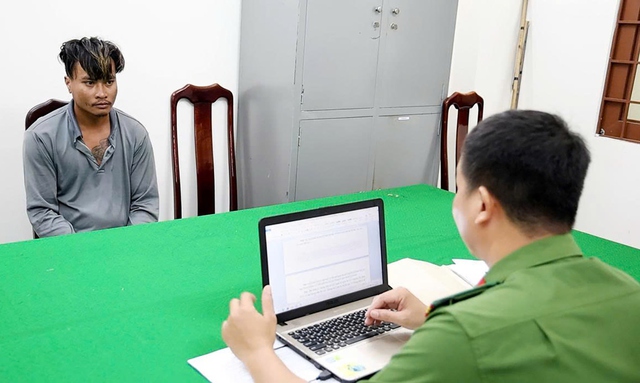 Tạm giữ kẻ chém hàng xóm tử vong vì đâm trúng chó chạy ra đường- Ảnh 1. Tạm giữ kẻ chém hàng xóm tử vong vì đâm trúng chó chạy ra đường- Ảnh 1.