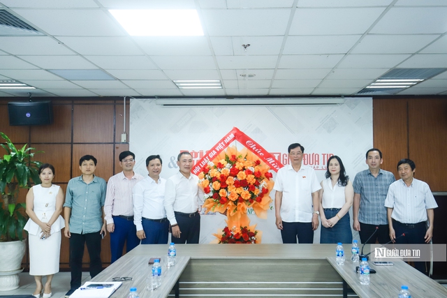 Lãnh đạo Hội Luật gia Việt Nam thăm và chúc mừng Tạp chí ĐS&PL nhân ngày Báo chí Cách mạng Việt Nam- Ảnh 1. Lãnh đạo Hội Luật gia Việt Nam thăm và chúc mừng Tạp chí ĐS&PL nhân ngày Báo chí Cách mạng Việt Nam- Ảnh 1.