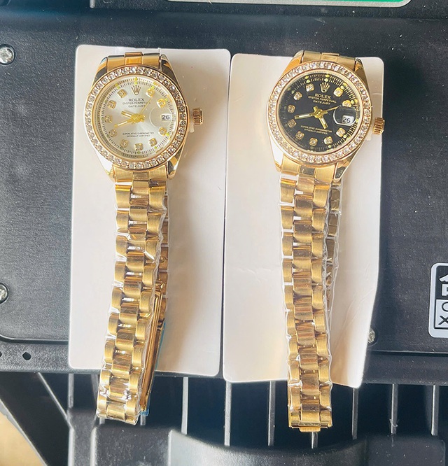 Thu giữ 450 đồng hồ giả nhãn hiệu Rolex nhập lậu qua cửa khẩu Trà Lĩnh- Ảnh 2. Thu giữ 450 đồng hồ giả nhãn hiệu Rolex nhập lậu qua cửa khẩu Trà Lĩnh- Ảnh 2.