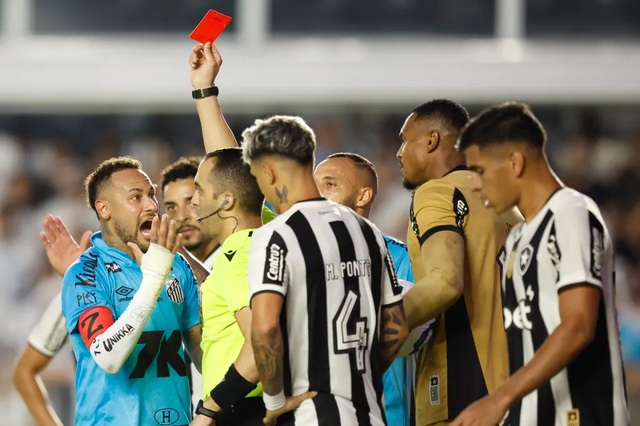Neymar bị đuổi khỏi sân vì chơi bóng bằng tay trắng trợn. (Ảnh: Getty) Neymar bị đuổi khỏi sân vì chơi bóng bằng tay trắng trợn. (Ảnh: Getty)