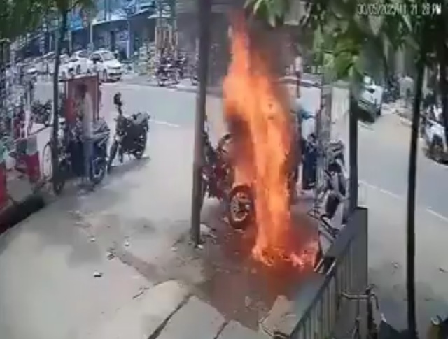 Xe máy bốc cháy khi đang khởi động- Ảnh 1. Xe máy bốc cháy khi đang khởi động- Ảnh 1.