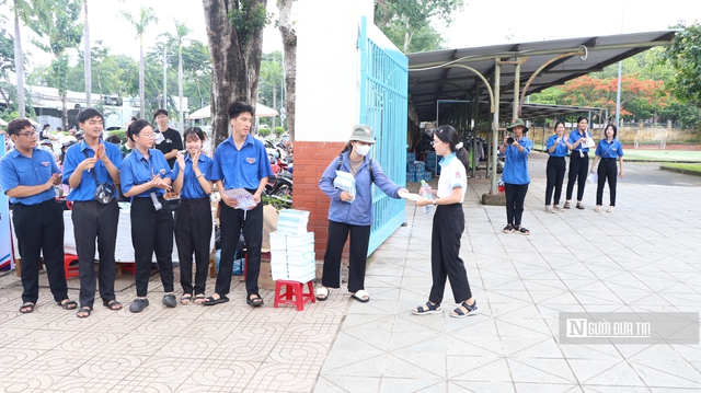 Kỳ thi lớp 10 ở Bình Phước: Thí sinh phấn khởi vì đề Ngữ văn "dễ thở"- Ảnh 3.
