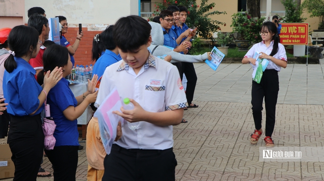 Kỳ thi lớp 10 ở Bình Phước: Thí sinh phấn khởi vì đề Ngữ văn "dễ thở"- Ảnh 2.