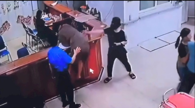 Nhân viên y tế ở Nghệ An bị hành hung: Bộ Y tế yêu cầu điều tra, xử lý dứt điểm- Ảnh 1.