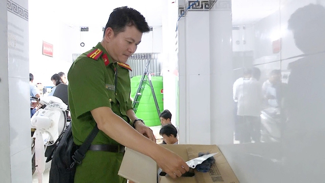 Phát hiện cơ sở làm giả nước nắm, nước giặt số lượng lớn- Ảnh 1. Phát hiện cơ sở làm giả nước nắm, nước giặt số lượng lớn- Ảnh 1.