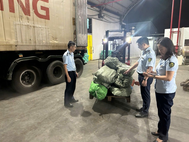 Phát hiện hơn 12 tấn chân gà bốc mùi đang được trữ đông để tiêu thụ- Ảnh 1. Phát hiện hơn 12 tấn chân gà bốc mùi đang được trữ đông để tiêu thụ- Ảnh 1.