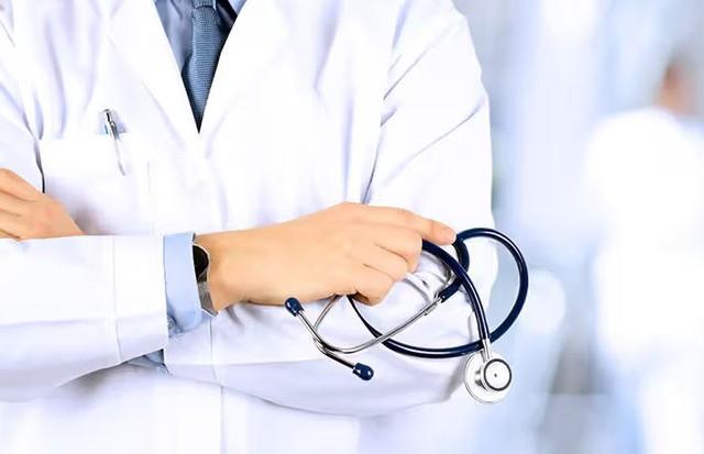 Phẫn nộ nam bác sĩ cố tình chẩn bệnh sai cho hàng trăm người khoẻ mạnh, lấy tiền mua siêu xe- Ảnh 1. Phẫn nộ nam bác sĩ cố tình chẩn bệnh sai cho hàng trăm người khoẻ mạnh, lấy tiền mua siêu xe- Ảnh 1.